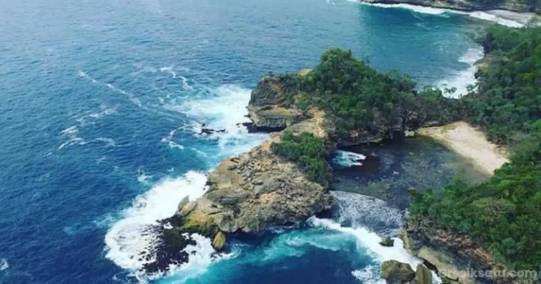 keindahan pantai jonggring saloko di malang selatan, dengan fenomena blow hole dan pasir eksotis yang unik