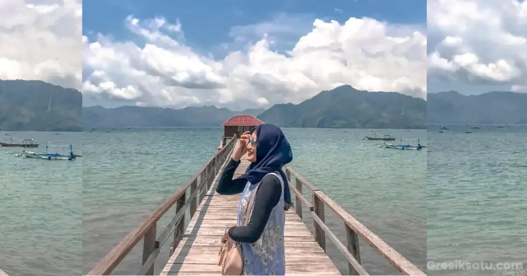 panorama pantai simbaronce di trenggalek dengan pasir putih dan air laut biru jernih