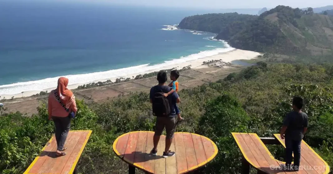 pemandangan indah bukit waung dan pantai modangan