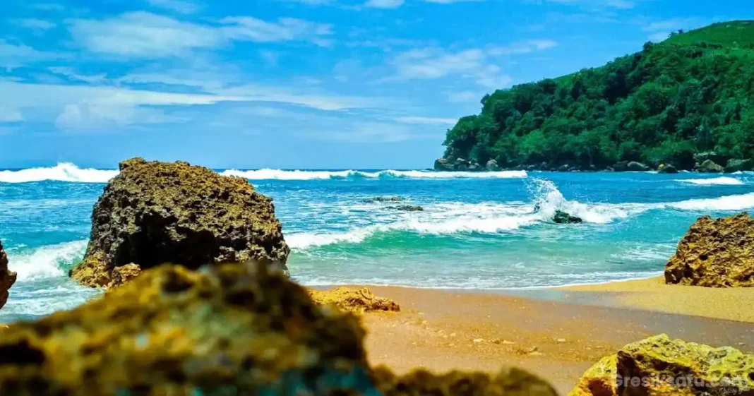 pemandangan pantai bukit indah blitar