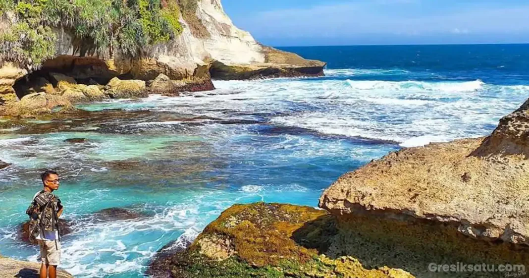 pemandangan tebing dan ombak di pantai ngandul pacitan.