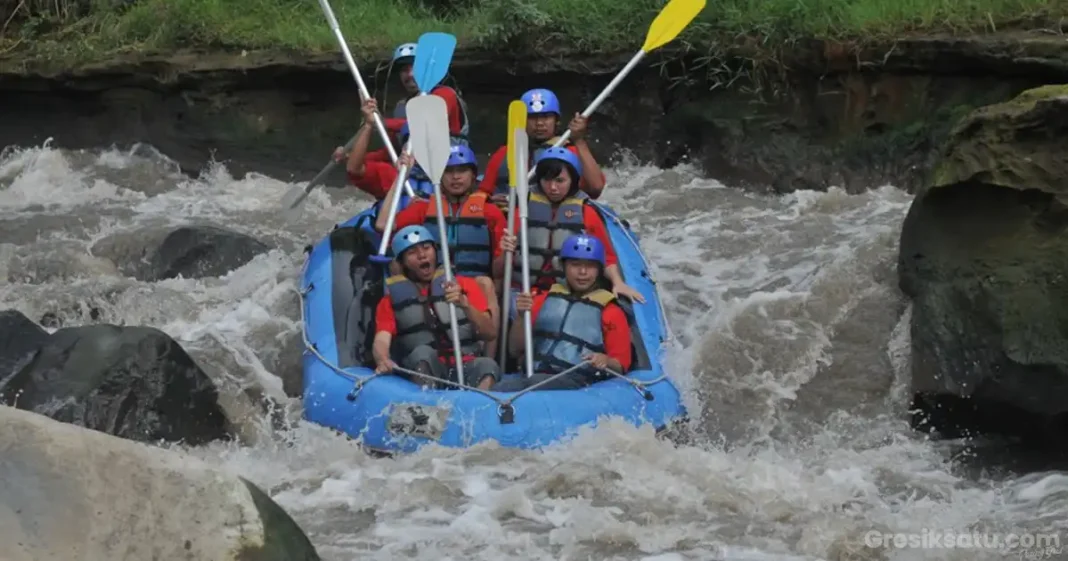 petualangan arung jeram di sungai konto dengan suasana alam indah